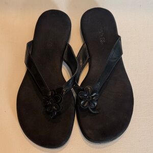 AEROSOLES Black Floral Thong Sandals